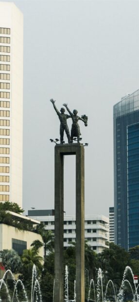 Statue of a man and woman raising hands in Jakarta