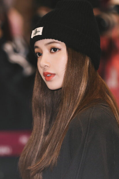 Lisa Blackpink wearing a black beanie and black jacket with straight long hair