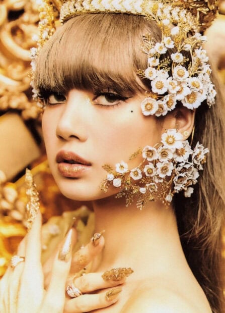 Lisa wearing golden flower decorations with intricate nail art in Lisa Blackpink