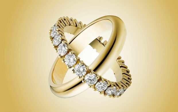 Elegant jewels ring with sparkling diamonds on gold band