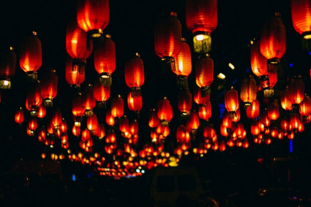 A captivating Chinese New Year wallpaper showcasing numerous glowing red lanterns hanging at night, creating a festive atmosphere