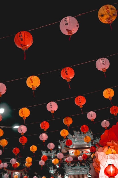 A beautiful Chinese New Year wallpaper featuring numerous vibrant red and orange lanterns illuminating the dark night sky