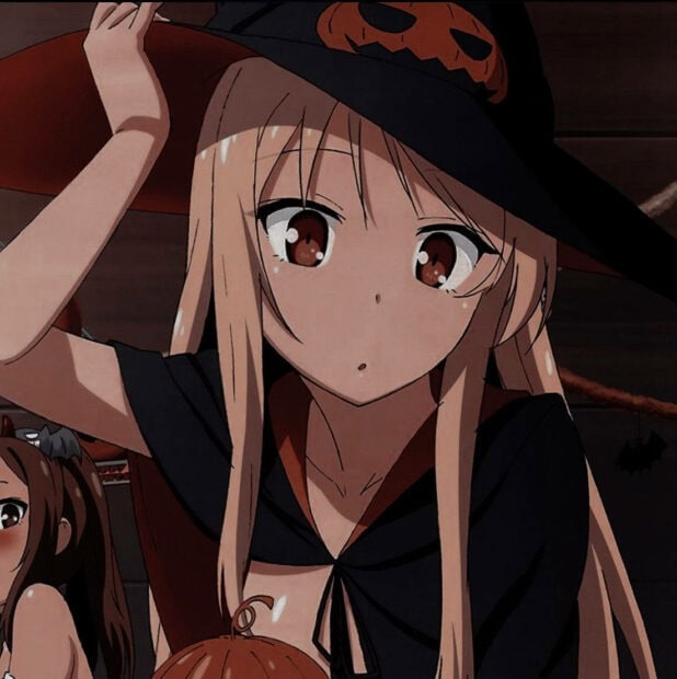 A cute Halloween wallpaper featuring an anime girl with long blonde hair, wearing a black witch hat adorned with a pumpkin and a black cape, holding a small pumpkin