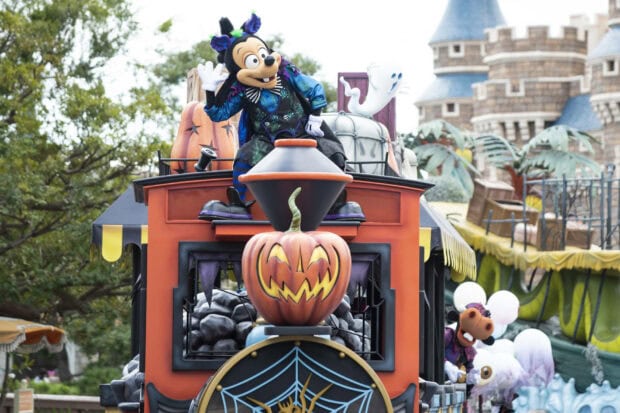 Disney Halloween wallpaper showing Goofy in costume on a parade float with a large pumpkin and ghost decoration
