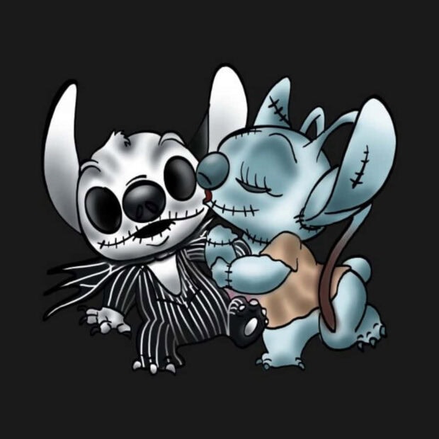 Stitch Halloween Wallpaper depicting Stitch dressed as Jack Skellington and Angel as Sally kissing on a dark background