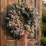Cute Pink Christmas Wreath Rustic Door Wallpaper