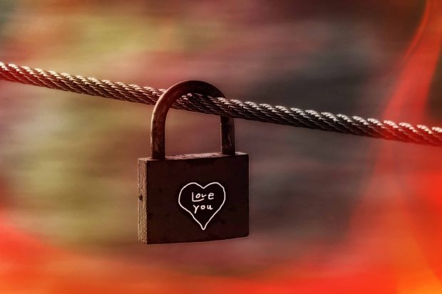 Love heart draw in lock styish love wallpaper.