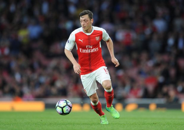 Ozil in a football match 2017 2.