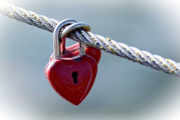 Red heart love lock love wallpaper.