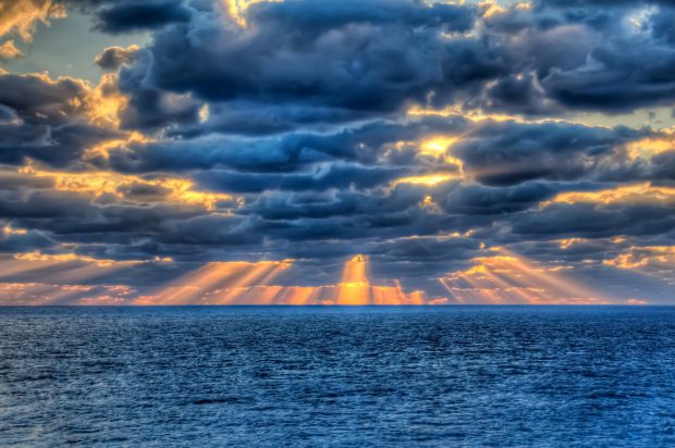 Sea clouds sun rays images 2048x1360.
