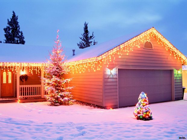 Top Christmas Wallpapers House With Christmas Lights Wallpaper Live 1600x1200.