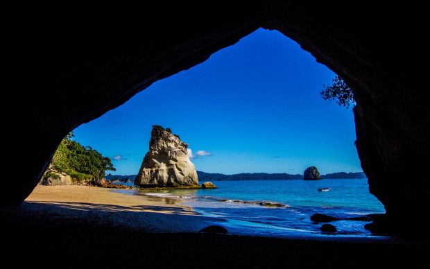 Travel to new zealand from cathedral caves look to the sea 2K wallpaper.