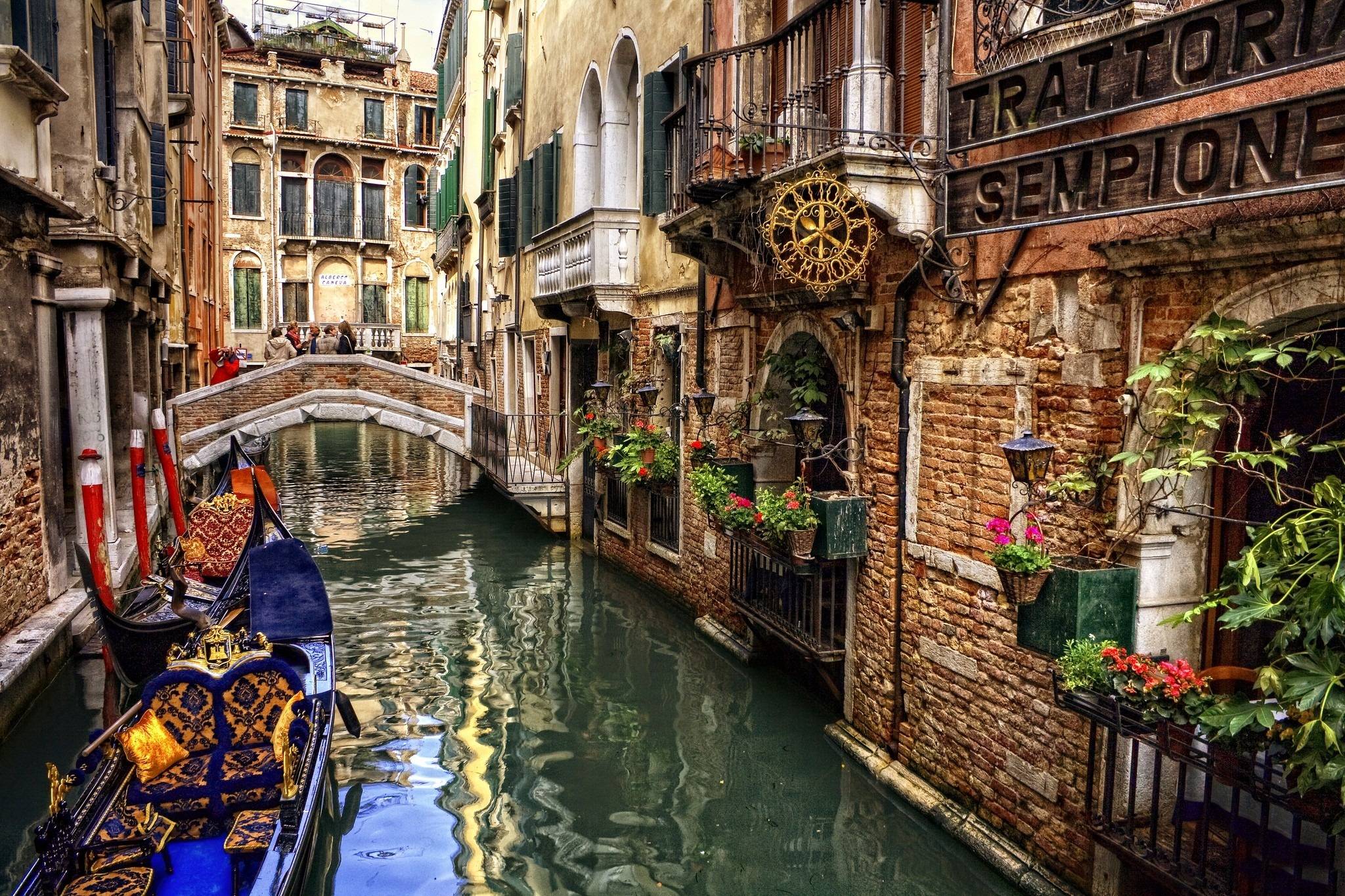 Hãy chiêm ngưỡng những bức hình nền I-ta-li-a đỉnh cao với chất lượng HD, bao gồm những thắng cảnh đẹp nhất của đất nước này. Từ Venice đến Rome, hãy khám phá chân không Ý thông qua màn hình máy tính của bạn.
