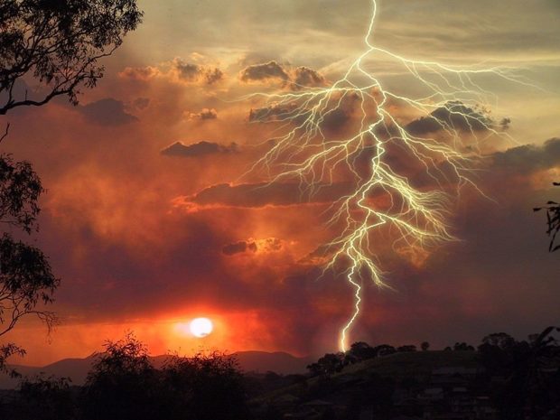 Lightning Wallpaper HD.