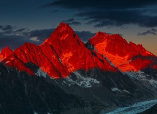 Red Wallpaper 4K Free Download Moutain.